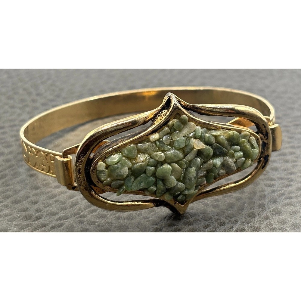 Vintage Modernist Green Jade Chip Stone Bangle Bracelet Ornate Band 7" Gold Tone